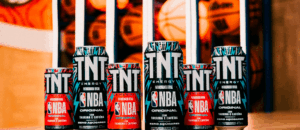A marca TNT e a NBA Brasil redesenham embalagens de energético