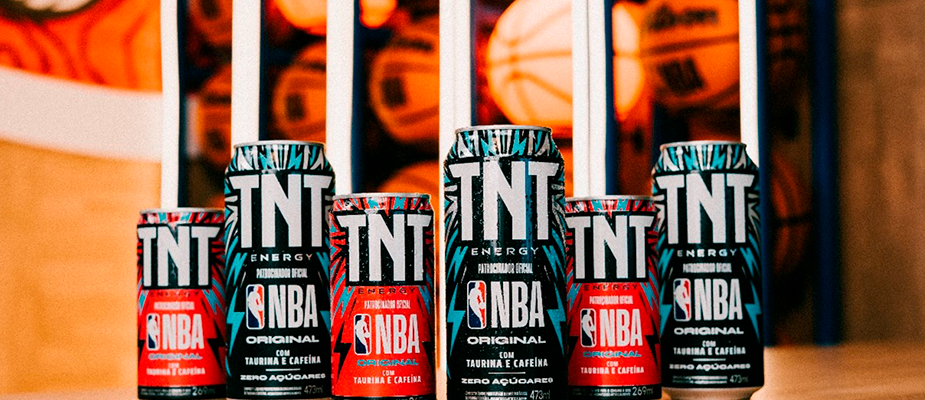 A marca TNT e a NBA Brasil redesenham embalagens de energético